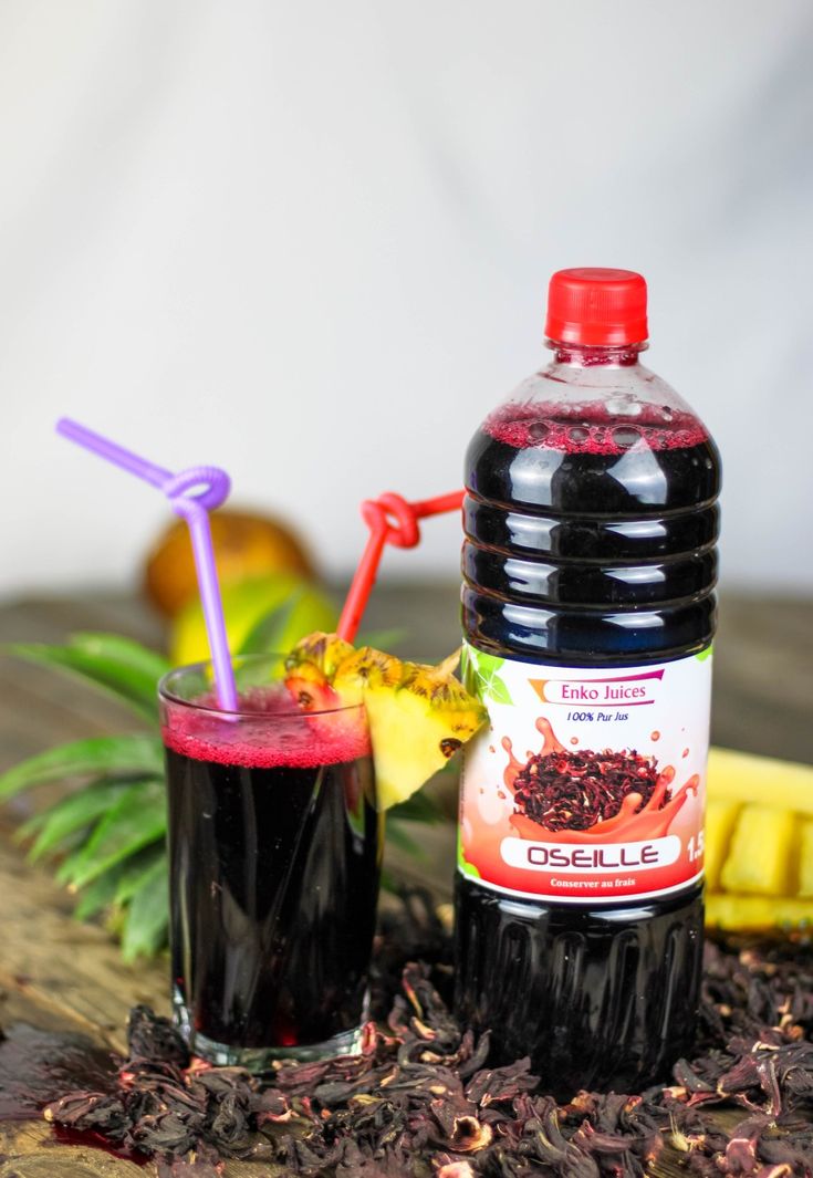 Jus de bissap glacé servi dans un verre